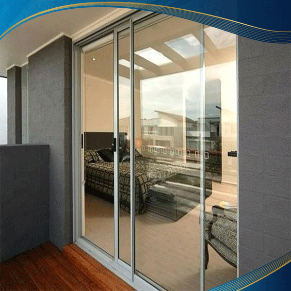 Cửa nhôm 2 cánh mở trượt cho lối ra ban công phòng ngủ tại khách sạn để tận dụng view và ánh sáng tự nhiên từ bên ngoài
