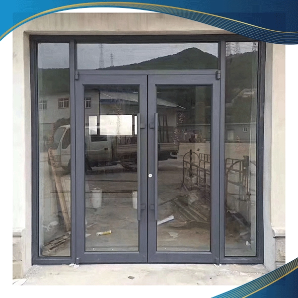 Mẫu cửa nhôm màu đen 2 cánh cho cửa đi của gia đình kết hợp với vách kính 2 bên