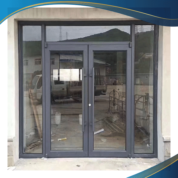 Mẫu cửa nhôm màu đen 2 cánh cho cửa đi của gia đình kết hợp với vách kính 2 bên