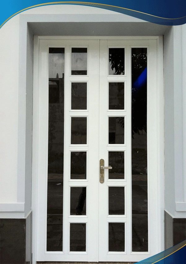 Cửa nhôm 2 cánh màu trắng chia ô kết hợp đố ngang và đố dọc làm cửa đi chính, cửa ban công an toàn.