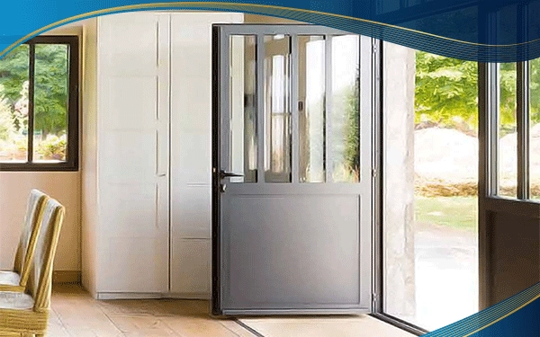 Cửa nhôm chia đố dọc màu xám làm cửa đi chính 