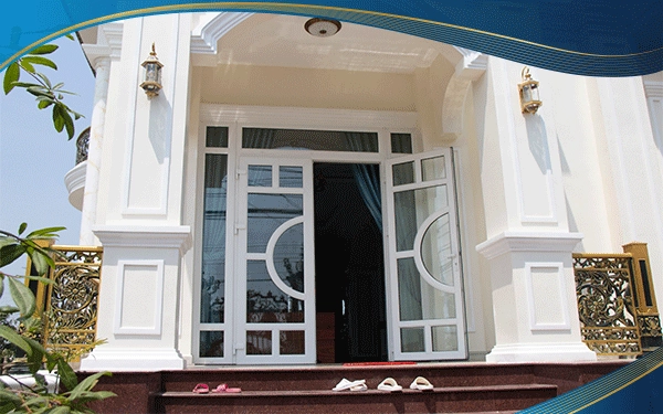 Cửa đi nhôm 2 cánh thiết kế nửa hình tròn ở mỗi cánh cửa đẹp - độc - lạ làm cửa chinh cho ăn nhà