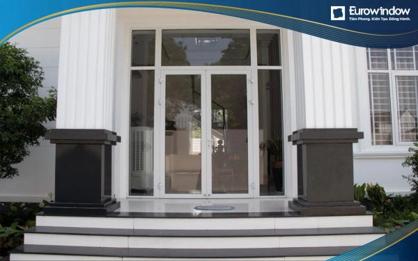 Mẫu cửa nhôm màu trắng 2 cánh mở quay được ưu tiên lắp đặt cho lối đi chính của căn biệt thự vừa thể hiện đẳng cấp, vừa tận dụng tốt ánh sáng từ bên ngoài vào không gian phòng khách