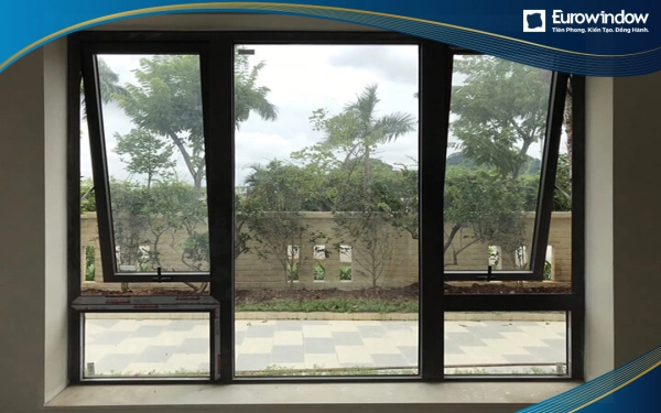 Mẫu cửa nhôm 2 cánh mở hất kết hợp vách kính giữa và dưới để tận dụng nguồn sáng bên ngoài vào phòng của gia đình
