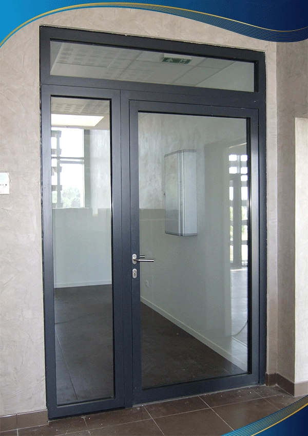 Cửa nhôm 2 cánh lệch thiết kế bằng nhôm hợp kim, được cố định bởi một khoá chốt.