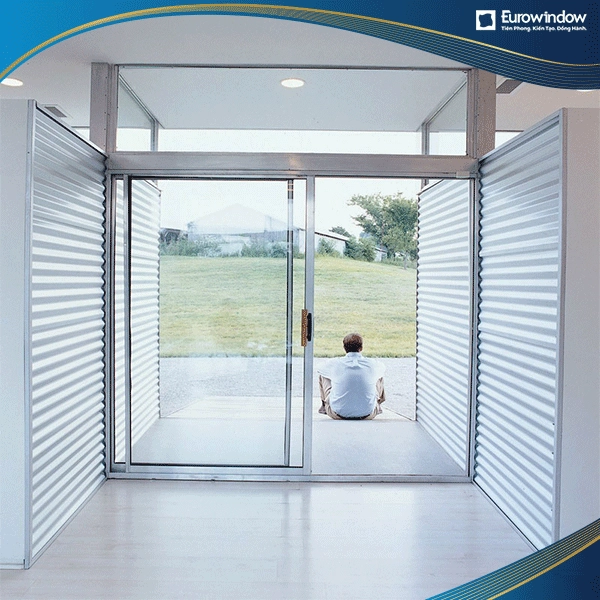 Cửa nhôm 2 cánh lùa được cấu tạo với kiểu kéo lùa, đảm bảo không gian kín và lớp sơn tĩnh điện giúp bề mặt có thẩm mỹ hơn.