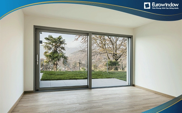 Cửa lùa 2 cánh với thiết kế đơn giản, dễ dàng lắp đặt, đảm bảo về độ an toàn và tính thẩm mỹ cao. Vì thế, sản phẩm thường được sử dụng làm cửa mặt tiền cho nhà ở, homestay,…