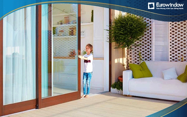 Cửa 2 cánh lùa khổ lớn khiến cho không gian trở nên hiện đại và thẩm mỹ hơn bao giờ hết bởi sự lắp đặt không tốn quá nhiều diện tích kéo cửa. Đồng thời, cửa kính được thiết kế kín khiến âm thanh bên ngoài được tách biệt hoàn toàn và giữ được nhiệt độ tại phòng không bị biến đổi bởi điều kiện môi trường bên ngoài.