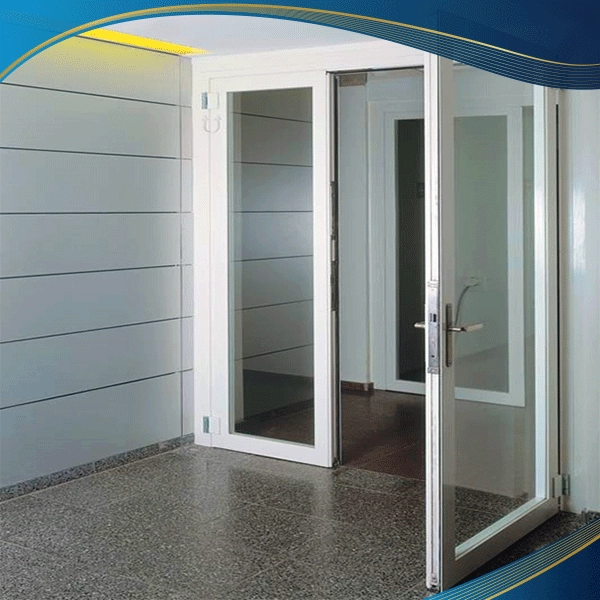 Mẫu cửa nhôm màu trắng được lắp đặt tại văn phòng làm việc với kiểu mở quay 1 cánh to cánh nhỏ để phù hợp với diện tích đặc thù