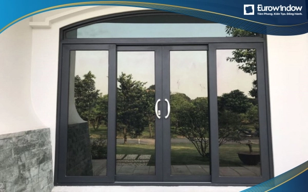 Eurowindow đều đáp ứng các tiêu chí chính sách bảo hành sau lắp đặt, quy trình lắp đặt tiên tiến, sản phẩm chất lượng về khung bên ngoài, kính cường lực, phụ kiện đi kèm và kích thước tiêu chuẩn.