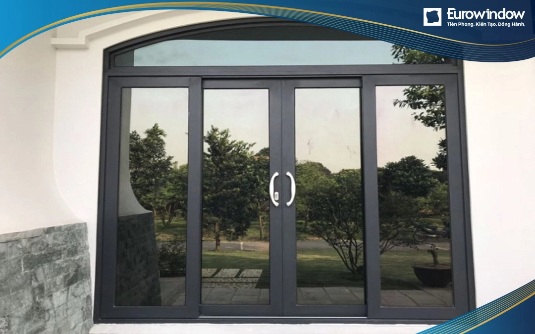 Eurowindow đều đáp ứng các tiêu chí chính sách bảo hành sau lắp đặt, quy trình lắp đặt tiên tiến, sản phẩm chất lượng về khung bên ngoài, kính cường lực, phụ kiện đi kèm và kích thước tiêu chuẩn.