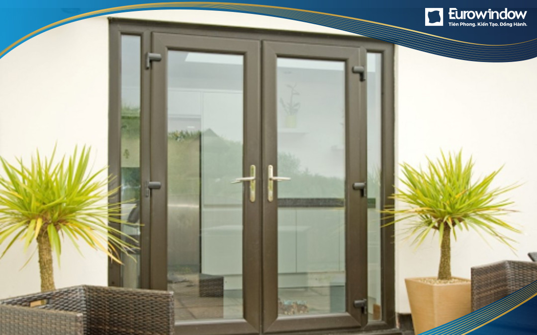 Cửa sổ lõi thép 2 cánh mở quay 2 cánh cố định thường được lắp đặt tại cửa ra vào ban công của khu chung cư, nhà ở do hệ thống khung cửa được nằm trong lõi thép và nhựa cứng.