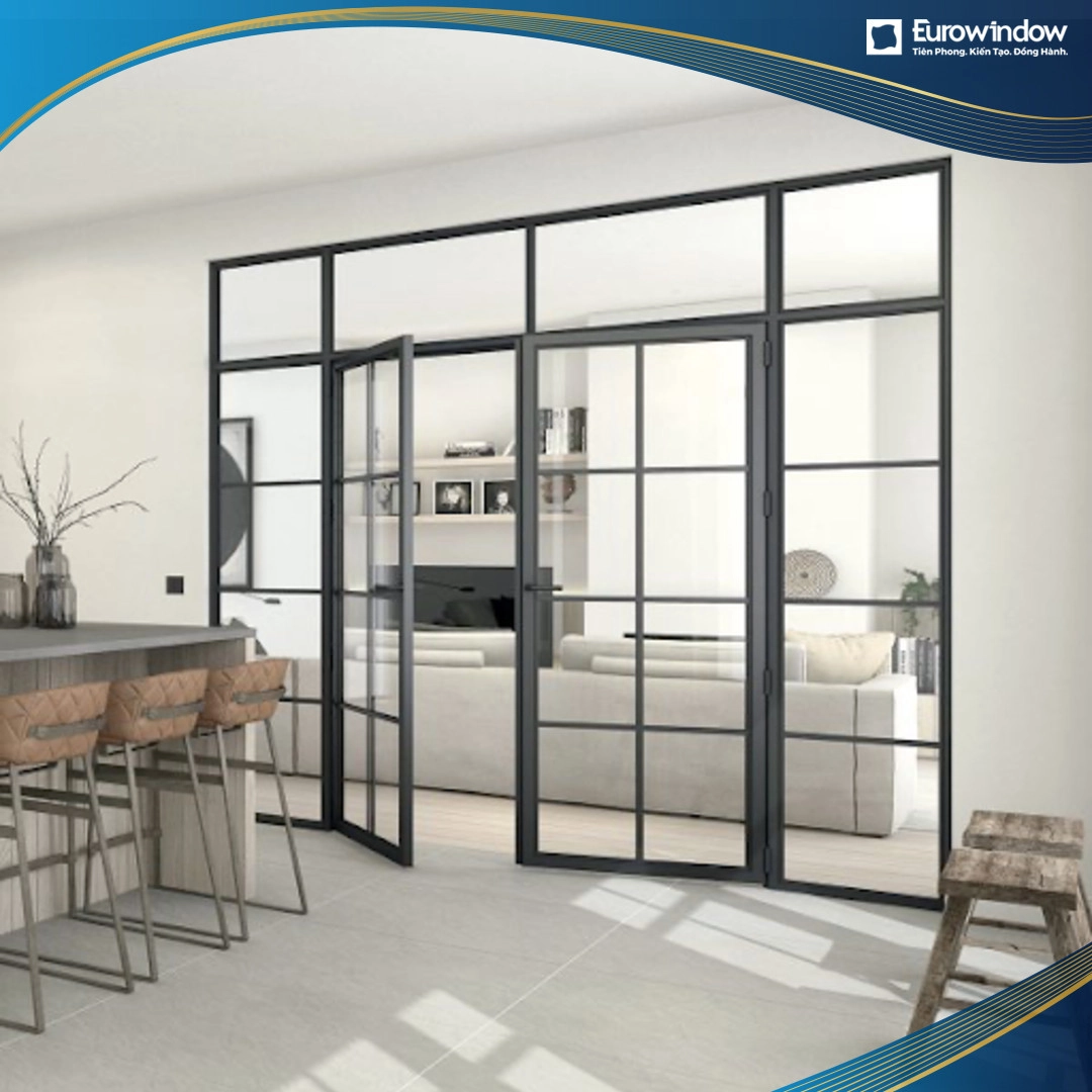 Cửa nhôm 4 cánh màu ghi với các tính năng trượt, hệ thống khoá được trang đồng bộ với với lõi thép mạ kẽm. Ngoài ra, móc cửa được cố định nhằm đảm bảo các tấm kính luôn an toàn