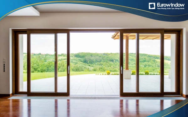 Cửa lùa vân gỗ vào được trang bị nhôm 4 cánh vân gỗ được trang bị tại khu chung cư cao cấp, nhà biệt thự, khách sạn mang lại cho không gian cách nhiệt tối đa.