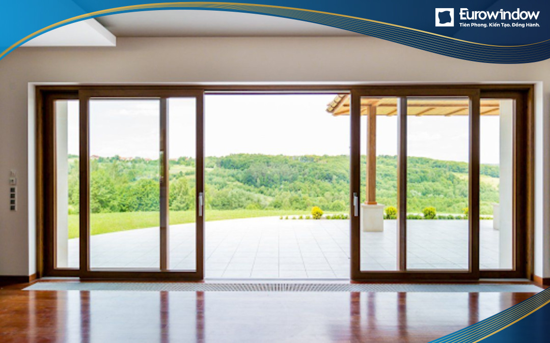 Cửa lùa vân gỗ vào được trang bị nhôm 4 cánh vân gỗ được trang bị tại khu chung cư cao cấp, nhà biệt thự, khách sạn mang lại cho không gian cách nhiệt tối đa.