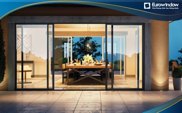 Cửa nhôm 4 cánh mở trượt được thiết kế tại biệt thự các rãnh và gân có khả năng chịu lực lên đến 1600 pascal phù hợp không gian có phòng khách hướng ra mặt tiền hoặc ban công 
