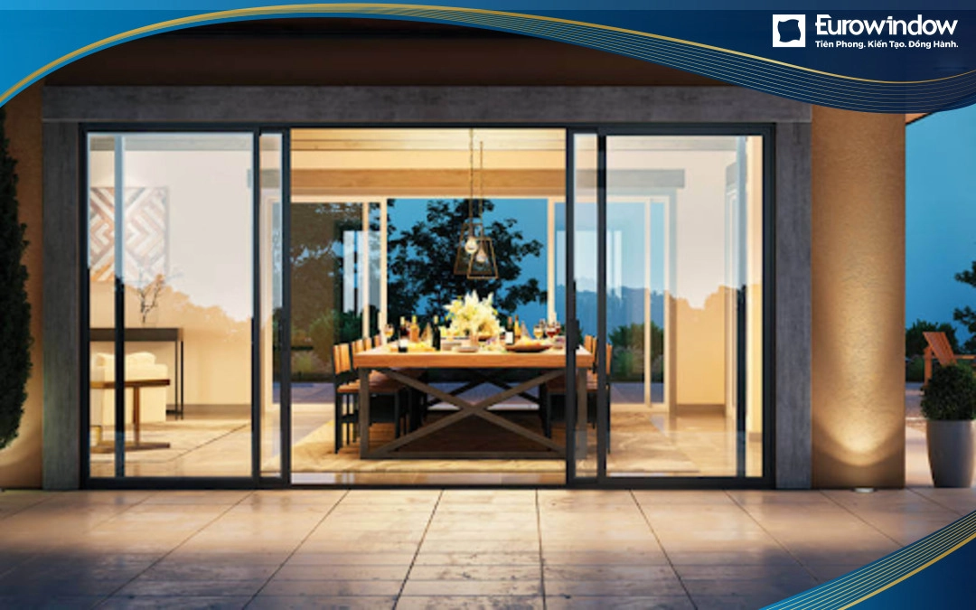 Cửa nhôm 4 cánh mở trượt được thiết kế tại biệt thự các rãnh và gân có khả năng chịu lực lên đến 1600 pascal phù hợp không gian có phòng khách hướng ra mặt tiền hoặc ban công 