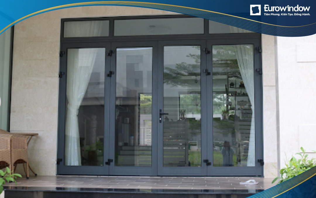 Cửa đi nhôm 4 cánh lùa thông dụng thường được lắp đặt 3 kích thước phổ biến là rộng 2818mm x Cao 2035mm, Rộng 2898mm x Cao 2235mm và Rộng 3023mm x Cao 2415mm..