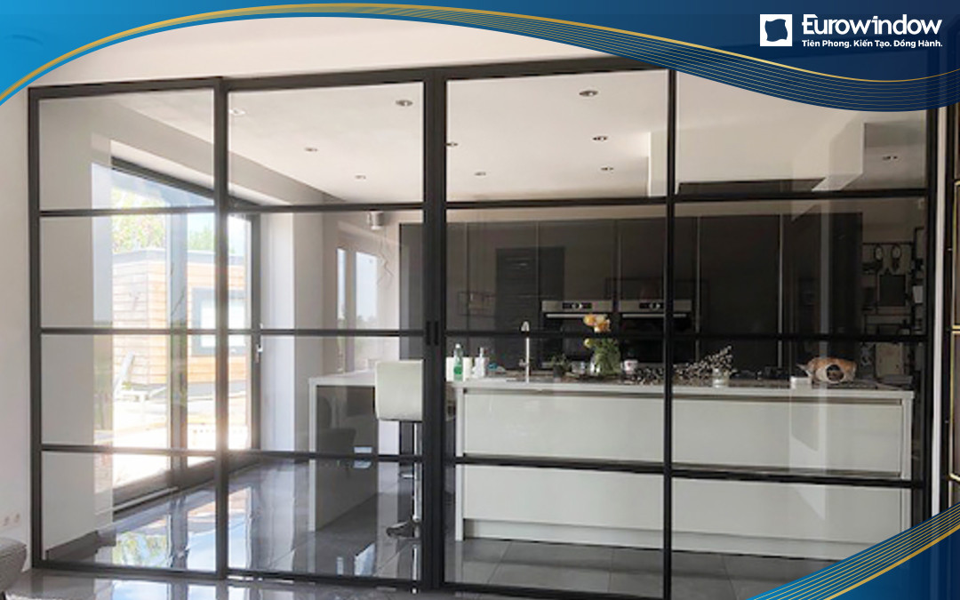 Hệ cửa 4 cánh lùa được áp dụng hầu hết tại văn phòng, trường học, bệnh viện cửa sổ ở hành lang nhờ khả năng chịu nhiệt, cách âm và khoanh vùng cháy hiệu quả.