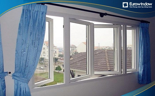 Mẫu cửa nhôm 4 cánh màu trắng mở quay được lắp đặt tại khách sạn, vừa đảm bảo sự riêng tư, vừa giúp không gian thoáng rộng hơn
