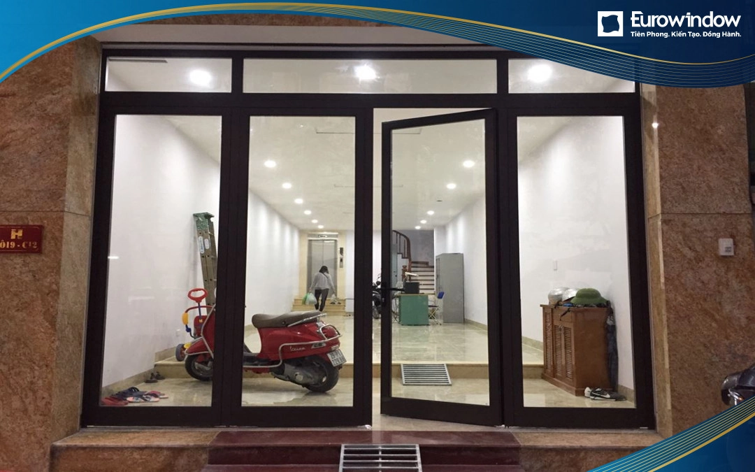 Cửa nhôm 4 cánh mở quay màu đen được lắp đặt cho lối đi chính của phòng khách