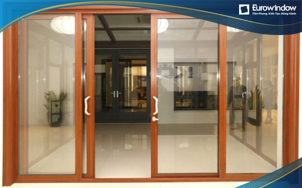 Cửa nhôm 4 cánh mở trượt màu vân gỗ tạo được sự ấm cúng, thân thiện nhưng không kém phần tinh tế cho không gian văn phòng làm việc của công ty