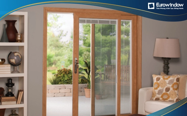 Cửa nhôm 2 cánh mở lùa vân gỗ làm cửa đi chính cho căn nhà