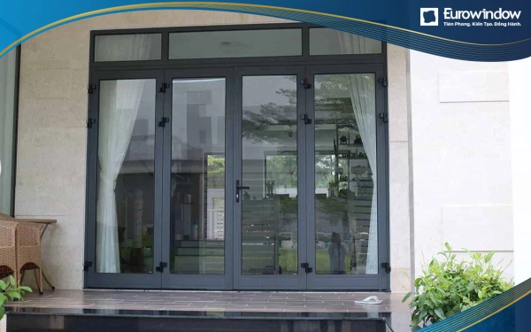 Cửa nhôm 4 cánh màu xám thường được áp dụng làm cửa chính cho không gian bởi khả năng tận dụng tối đa diện tích cũng như không mất đi hài hòa phù hợp với thiết kế ngôi nhà cấp 4, villa, homestay, quán cà phê có ban công.