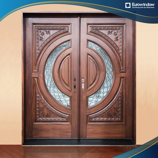 Cửa đi chính 2 cánh màu giả gỗ được lựa chọn tại công trình thiết kế nhà ở mang nét cổ kính. Chính vì, hệ thống đường ray, và bản lề được sản xuất bởi dây chuyền công nghệ hiện đại mà cửa có độ bền cao lên đến 50 năm và không ảnh hưởng đi phong cách thiết kế của ngôi nhà.