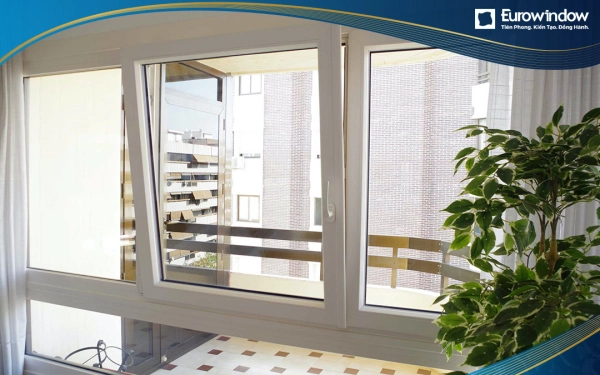 Bên cạnh cửa quay đơn giản, những khung cửa 2 cánh quay được kết hợp 1 khung cửa bật hình vuông không chỉ giúp không gian trở nên đẹp mà khả năng chịu được áp lực của gió và âm thanh cũng trở nên tốt hơn