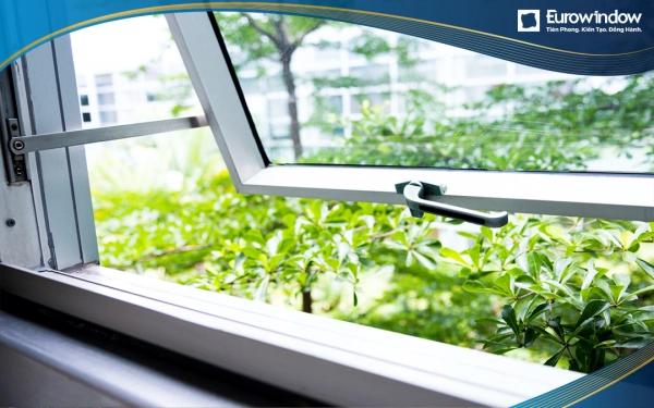 Cửa sổ mở hất sẽ có mức giá dao động từ : 1.500.000 vnđ đến 4.500.000 vnđ bởi nguyên liệu được nhập khẩu và kích thước lớn, nhỏ tiêu chuẩn