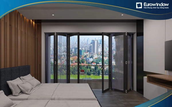Đối với không gian hướng ra khung cảnh bên ngoài thì cửa xếp trượt 6 cánh là điều không nên bỏ qua. Chính vì khung cửa được thiết kế chủ yếu bằng khung nhôm và kính cường lực khiến không gian tận dụng tối đa nguồn ánh sáng từ bên ngoài.