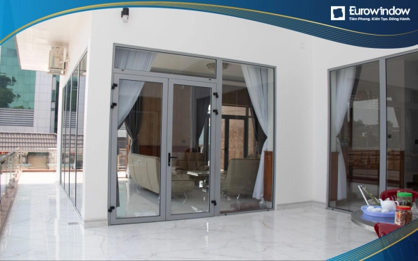 Cửa nhôm màu ghi xám mở quay 2 cánh được sử dụng tại biệt thự của khách hàng tại phương 1 TP Vũng Tàu