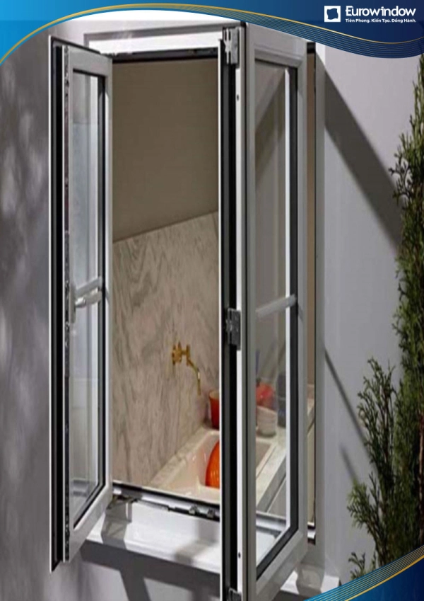 Cửa nhôm 2 cánh mở quay màu trắng được lắp đặt tại nhà vệ sinh để tận dụng ánh sáng từ bên ngoài và dùng như một cửa thông gió cỡ lớn