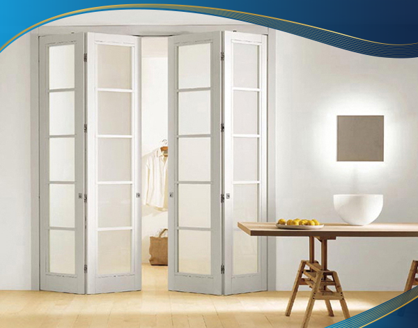 Cửa đi nhôm tĩnh điện 4 cánh màu trắng chia ô kết hợp kính mờ