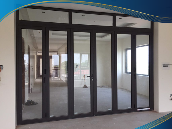 Cửa đi chính nhôm tĩnh điện màu đen mở quay cho văn phòng làm việc
