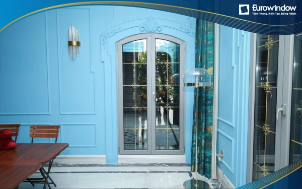 Thiết kế uốn vòm của cửa nhôm 2 cánh màu ghi giúp cho cửa có độ rộng và cao hơn, để cân xứng với không gian của phòng ngủ gia đình.