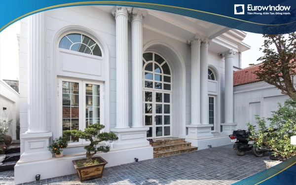 Kết hợp cửa sổ 2 cánh và cửa đi chính chia ô mở quay cho căn nhà