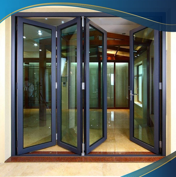 Cửa nhôm 4 cánh màu đen sang trọng với quy cách xếp trượt 4-3-1 được trang bị khung nhôm với bề dày 2mm có khả năng cách âm tốt phù hợp với công trình nhà ở, khách sạn, quán cà phê