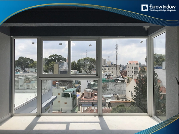 Đón được ánh sáng tự nhiên tối đa nhờ kiểu cửa sổ nhựa Eurowindow mở lùa và vách kính