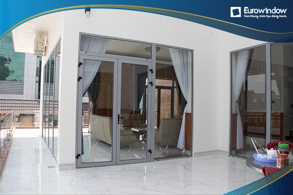 Mẫu cửa nhựa lõi thép Eurowindow màu ghi sáng lạ mắt