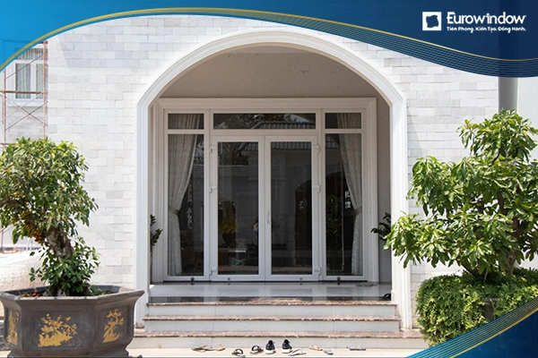 Cửa nhựa Eurowindow 2 cánh màu tone sur tone với màu sơn tường của biệt thự
