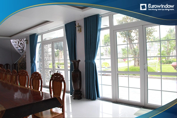 Sử dụng cửa nhựa Eurowindow làm tăng sự sang trọng, đẳng cấp cho văn phòng làm việc