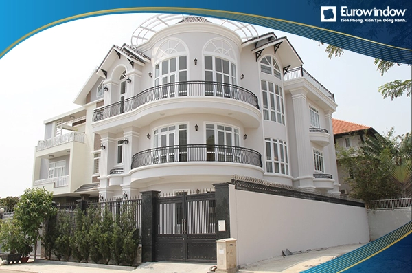 Căn biệt thự lắp đặt toàn bộ cửa nhựa lõi thép 4 cánh ở nhiều vị trí khác nhau giúp đón ánh sáng tốt