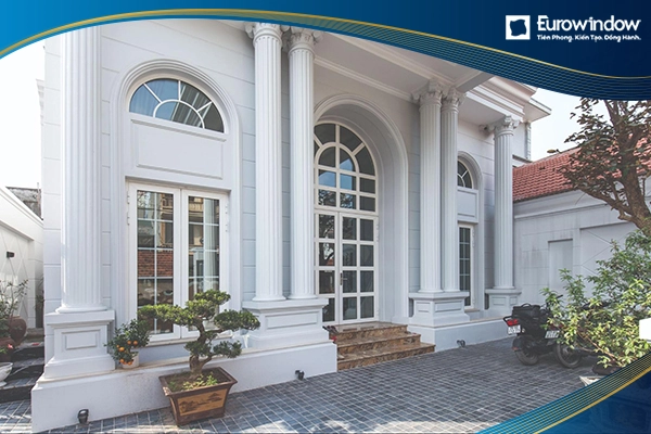 Cửa nhựa lõi thép Eurowindow làm cửa đi chính có kết hợp kính vòm phía trên tạo nét cổ điển cho công trình