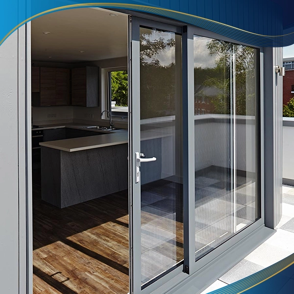Cửa đi trượt 3 cánh màu ghi được trang bị nhựa Rehau có khả năng chống áp gió mạnh