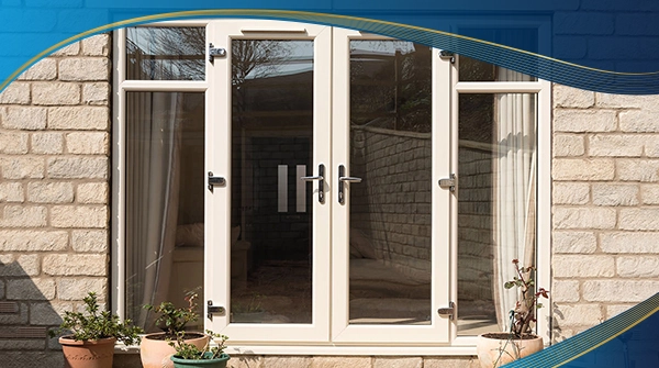 Cửa nhựa 4 cánh màu trắng chia nan phía trên được lắp đặt tại vị trí cửa chính