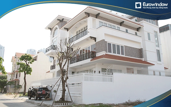 Cửa nhựa lõi thép thích hợp với thiết kế biệt thự hiện đại