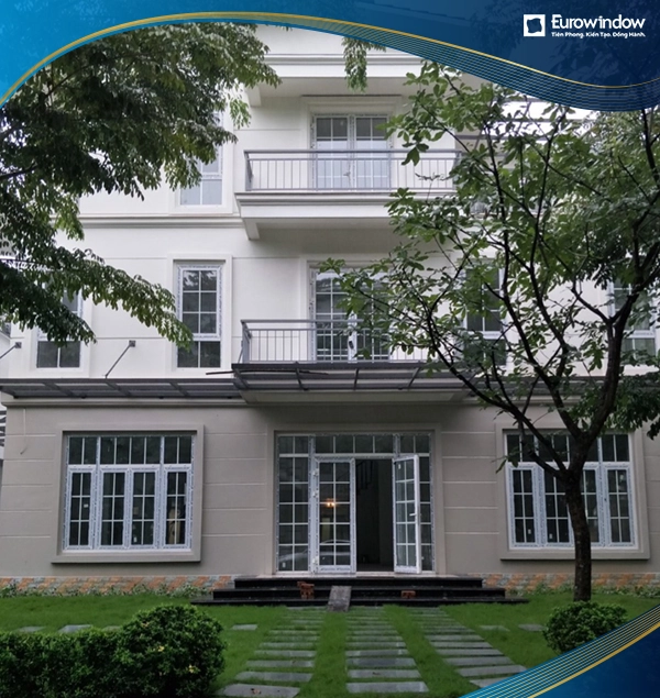 Cửa ra vào 4 cánh mở quay có nan trang trí màu trắng được Eurowindow áp dụng không gian biệt thự phường 12