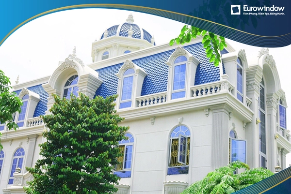 Cửa sổ mái vòm 2 cánh màu trắng tại biệt thự phong cách Châu Âu được Eurowindow áp dụng phường 11